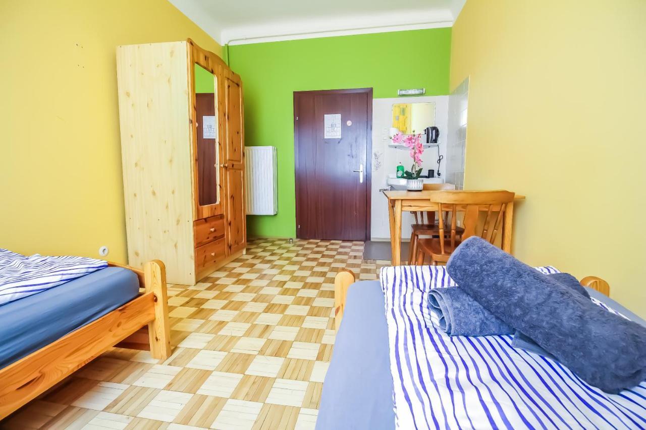 Economic 2sb In Lively Area Apartament